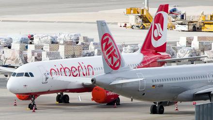 Ein Flugzeug der insolventen Fluglinie Niki steht am 14.12.2017 auf dem Flughafen Schwechat bei Wien (Österreich) neben einer Maschine der insolventen Niki-Mutter Air Berlin (l)