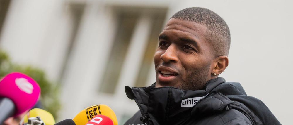 In aller Munde, aber nicht auf dem Platz: Anthony Modeste, Stürmer, beantwortet vor dem Training des Fußball Zweitligisten 1. FC Köln Fragen von Journalisten.
