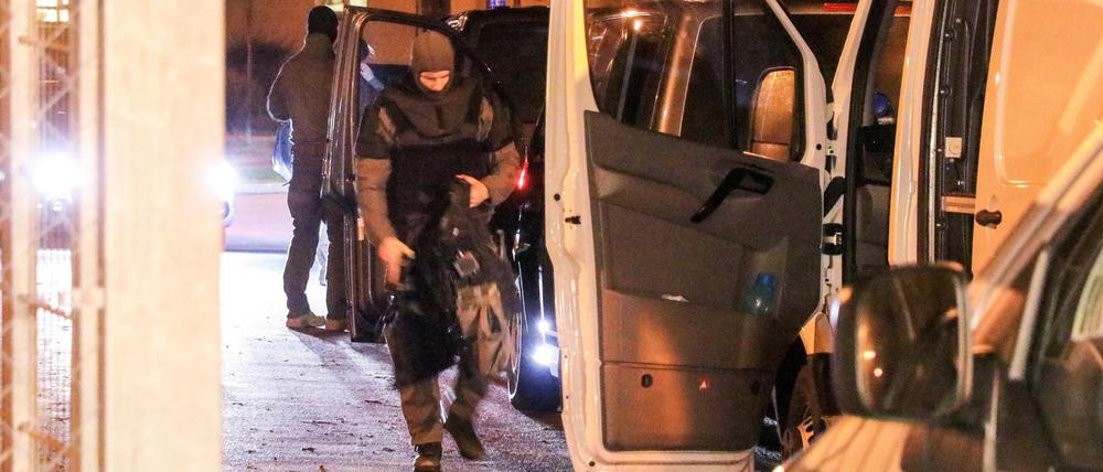 Einsätzkräfte sind in der Nacht am Ankerzentrum zu sehen. In dem Bamberger Ankerzentrum für Flüchtlinge sind bei einem Polizeieinsatz mehrere Menschen verletzt worden. 
