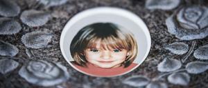 Ein Gedenkstein mit dem Porträt des Mädchens Peggy auf dem Friedhof in Nordhalben, Bayern. 