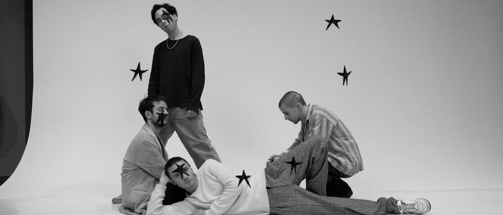 Bilderbuch sind Sänger und Gitarrist Maurice Ernst (links hinten), Gitarrist Michael Krammer (rechts), Peter Horazdovsky am Bass (liegend) und Drummer Andreas Födinger 