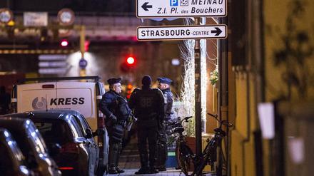 Polizisten stehen im Wohnviertel Neudorf in Straßburg. 