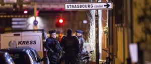 Polizisten stehen im Wohnviertel Neudorf in Straßburg. 