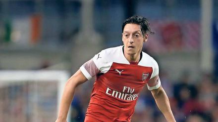 Alles andere als leichtfüßig. Mesut Özil hat seit einem Monat für den FC Arsenal kein Spiel mehr bestritten. Auch heute in der Europa League dürfte sich daran für den ehemaligen deutschen Nationalspieler kaum etwas ändern. 