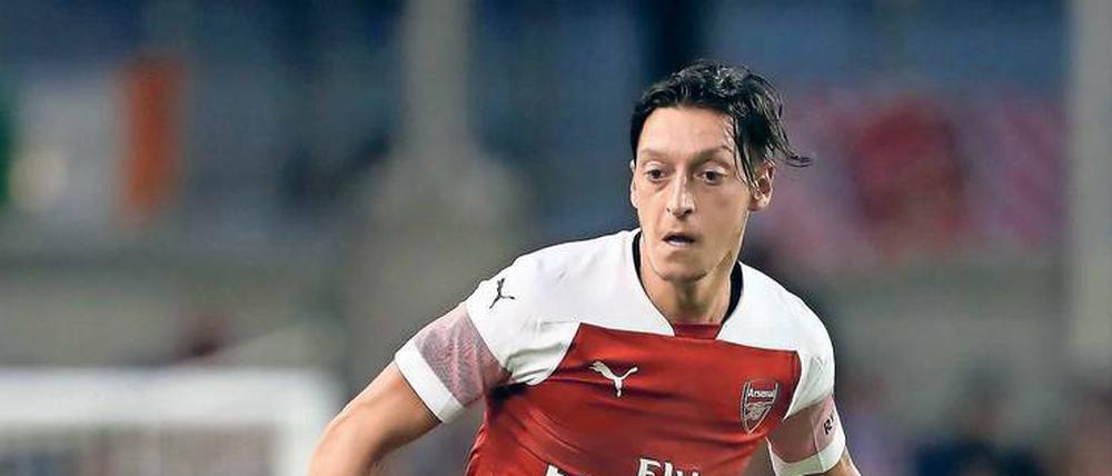 Alles andere als leichtfüßig. Mesut Özil hat seit einem Monat für den FC Arsenal kein Spiel mehr bestritten. Auch heute in der Europa League dürfte sich daran für den ehemaligen deutschen Nationalspieler kaum etwas ändern.