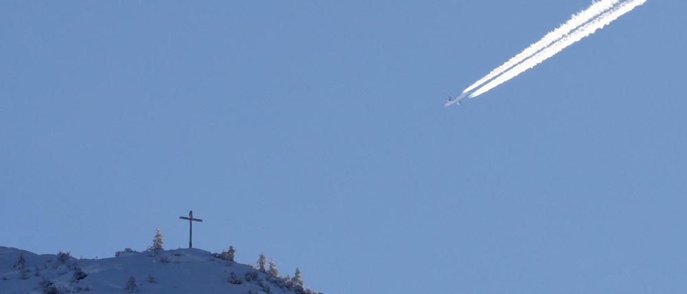 Sieht schön aus, macht aber auch nur Dreck: ein Flugzeug über Bayern.