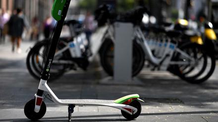 Ein E-Scooter der Verleihfirma Lime.