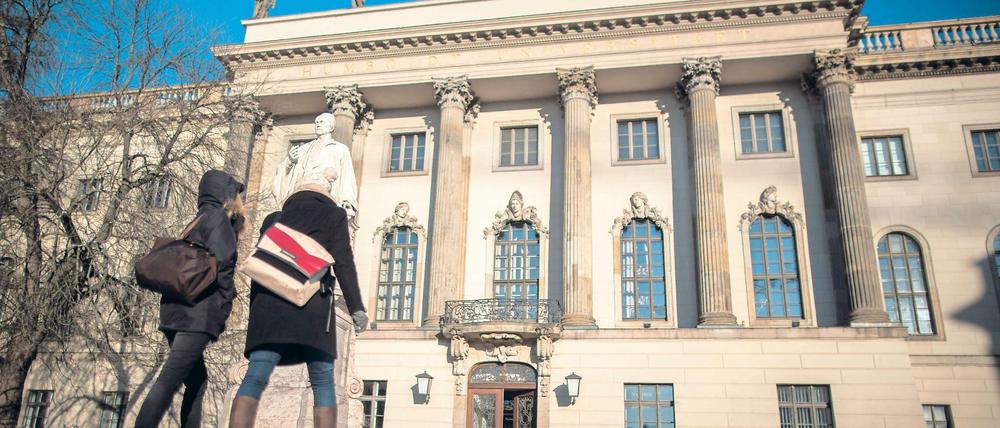 Studierende gehen auf das Hauptgebäude der Humboldt-Universität zu Berlin zu.