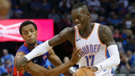 Hat gut lachen. Mit den Oklahoma City Thunder ist Dennis Schröder endlich wieder konkurrenzfähig. 