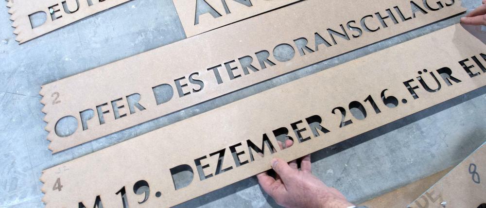 Schriftvorlagen des Mahnmales für die zwölf Opfer des Terroranschlages auf dem Weihnachtsmarkt an der Gedächtniskirche in Berlin.