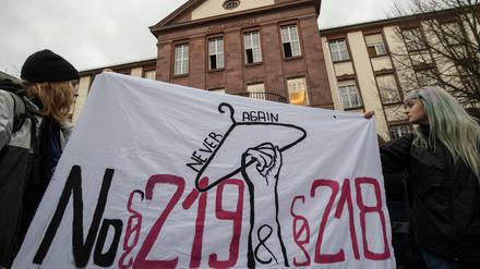 Mit einem Plakat sprechen sich Demonstrantinnen für die Abschaffung des Paragrafen 219 und 218 aus.