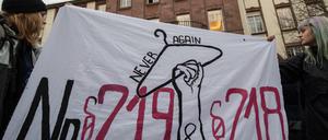 Mit einem Plakat sprechen sich Demonstrantinnen für die Abschaffung des Paragrafen 219 und 218 aus.