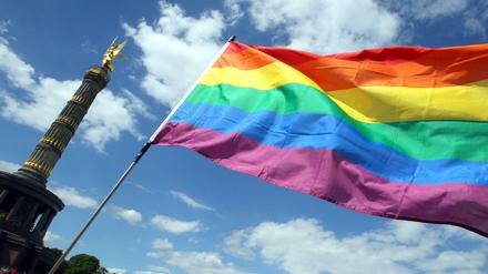 Wie groß ist die Vielfalt unter der Regenbogenfahne? Der Christopher Street Day (CSD) vor der Siegessäule in Berlin. 