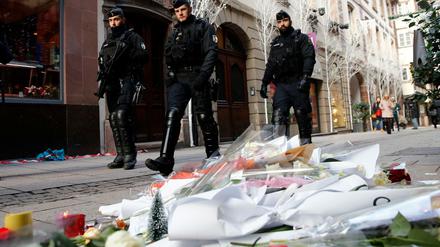 Französische Polizisten in der Nähe des Straßburger Weihnachtsmarktes. 
