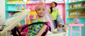 Das Mädchen sieht rosa, der Junge sieht blau.