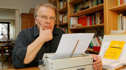 Schriftsteller Wilhelm Genazino in seiner Wohnung in Frankfurt am Main (Archiv)