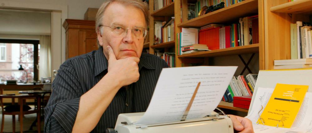 Schriftsteller Wilhelm Genazino in seiner Wohnung in Frankfurt am Main (Archiv)