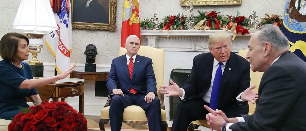 Wortgefecht: US-Präsident Donald Trump mit Nancy Pelosi und Chuck Schumer (rechts). Neben Trump sitzt sein Vize Mike Pence.