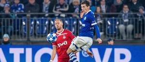 Augen zu und durch. Moskaus Benedikt Höwedes (l.) muss sich bei seiner Rückkehr auf Schalke Benjamin Goller erwehren.