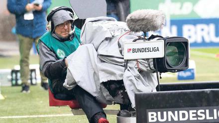 Das Runde muss ins Eckige. Die DFL vermarktet die Bundesliga mit Trailern, Interviews, Liveübertragungen.