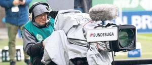 Das Runde muss ins Eckige. Die DFL vermarktet die Bundesliga mit Trailern, Interviews, Liveübertragungen.