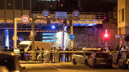 Polizisten auf einer Straße im Stadtteil Neudorf in Straßburg