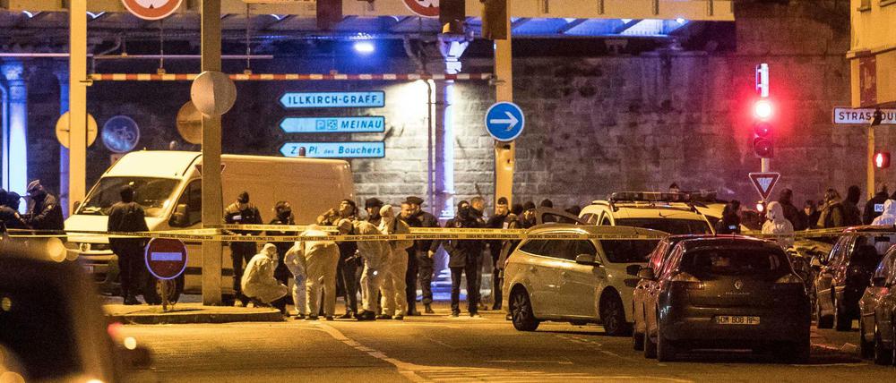 Polizisten auf einer Straße im Stadtteil Neudorf in Straßburg