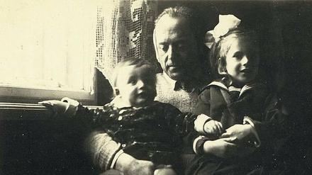 Hermann Borchardt mit seinen Kindern Hans und Susanne, vermutlich um 1932/33.