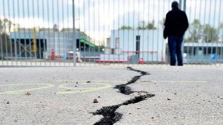 Ein tiefer Riss im Asphalt am Geothermiewerk in Randau führte dazu, dass die Stadtspitze 2014 auf eine Stilllegung des Werks drang. 