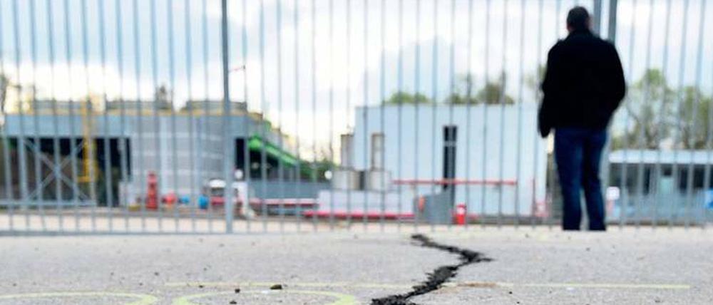 Ein tiefer Riss im Asphalt am Geothermiewerk in Randau führte dazu, dass die Stadtspitze 2014 auf eine Stilllegung des Werks drang.