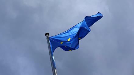 Eine Europafahne weht vor dem Europäischen Parlament in Straßburg. 