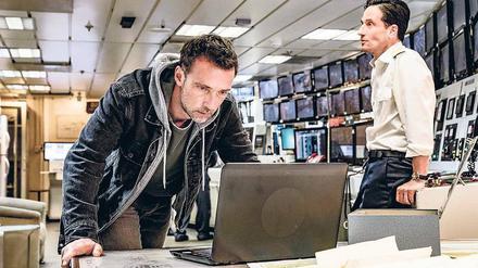 Was geschah auf dem Kreuzfahrtschiff? Lucas Gregorowicz (l.) prüft die Überwachungskameras.