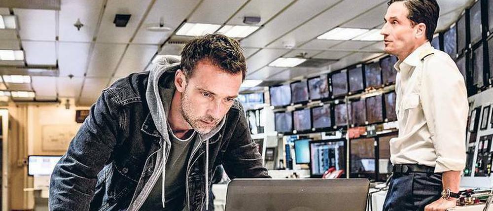 Was geschah auf dem Kreuzfahrtschiff? Lucas Gregorowicz (l.) prüft die Überwachungskameras.