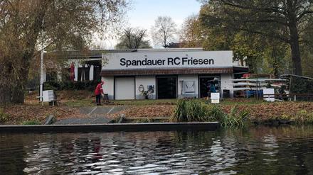 Der Ruderclub Friesen im November 2021, vom Wasser aus gesehen.