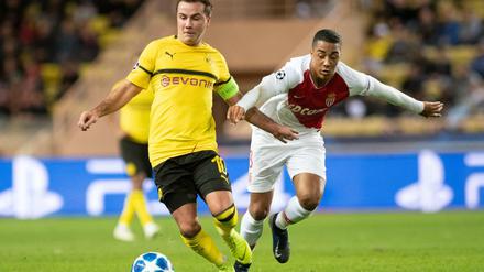 Kleiner Kapitän. Dortmunds Mario Götze (l.) im Zweikampf mit Monacos Youri Tielemans.
