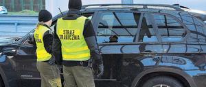 Polnische Grenzschützer überprüfen die Personalien eines Reisenden 