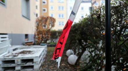 Ein Stück Polizei-Absperrband hängt an einem Tatort im Nürnberger Stadtteil St. Johannis. 