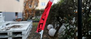 Ein Stück Polizei-Absperrband hängt an einem Tatort im Nürnberger Stadtteil St. Johannis. 