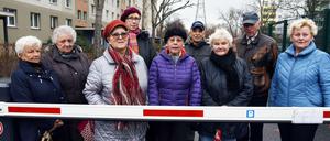 Anwohnerprotest gegen zwei Schranken, die die Deutsche Wohnen in der Gensinger Straße aufgestellt hat.