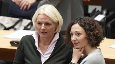 Sie stehen zusammen: Regine Günther (l), Verkehrssenatorin, und Ramona Pop (Bündnis90/Die Grünen), Wirtschaftssenatorin.