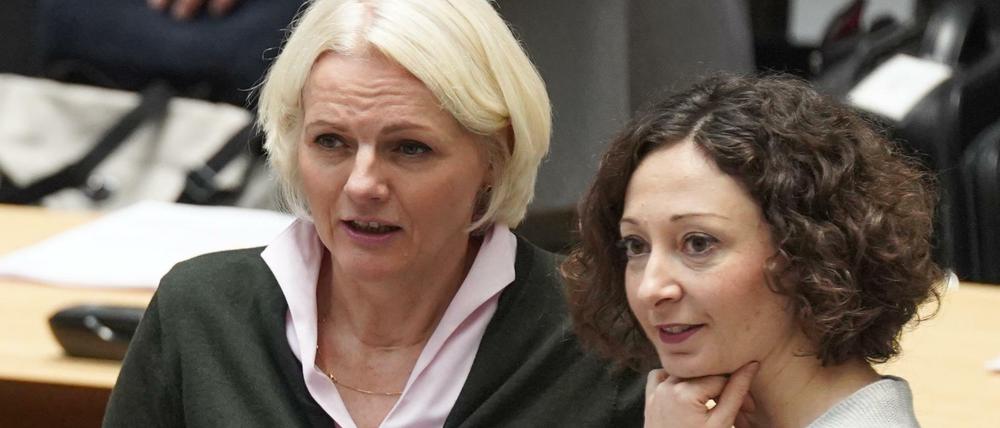 Sie stehen zusammen: Regine Günther (l), Verkehrssenatorin, und Ramona Pop (Bündnis90/Die Grünen), Wirtschaftssenatorin.