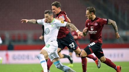 Fang mich, wenn du kannst: Der Wolfsburger Daniel Ginczek spielt gegen die Nürnberger Georg Margreitter und Robert Bauer (l-r). 