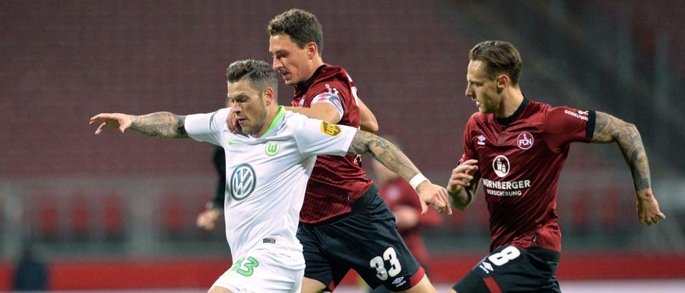 Fang mich, wenn du kannst: Der Wolfsburger Daniel Ginczek spielt gegen die Nürnberger Georg Margreitter und Robert Bauer (l-r). 