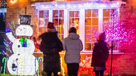 Zu Weihnachten wird traditionell das Haus dekoriert und ein Baum aufgestellt. Doch Vorsicht - es lauern überall unerwartete Steuersätze. 