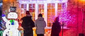 Zu Weihnachten wird traditionell das Haus dekoriert und ein Baum aufgestellt. Doch Vorsicht - es lauern überall unerwartete Steuersätze. 