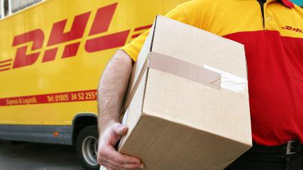 Paketzusteller haben in der Weihnachtszeit viel zu tun. 