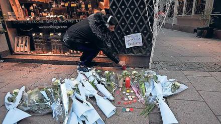 Stilles Gedenken. Blumen und Kerzen werden in den Straßen abgelegt.