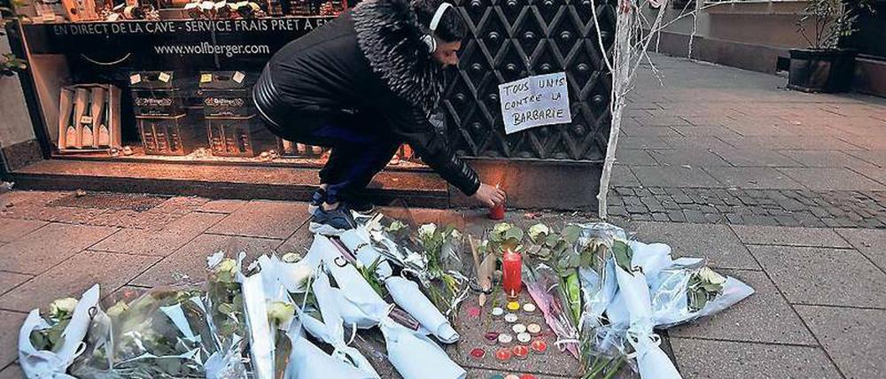 Stilles Gedenken. Blumen und Kerzen werden in den Straßen abgelegt.