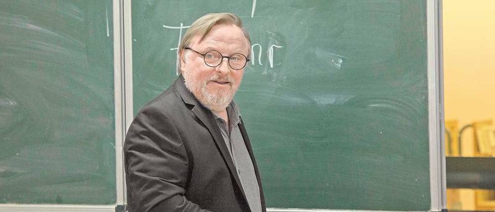 Neuanfang mit 50. Der einst gefeierte Investigativ-Journalist Ralph Friesner (Axel Prahl) muss plötzlich eine Abendschulklasse unterrichten.