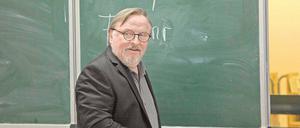 Neuanfang mit 50. Der einst gefeierte Investigativ-Journalist Ralph Friesner (Axel Prahl) muss plötzlich eine Abendschulklasse unterrichten.